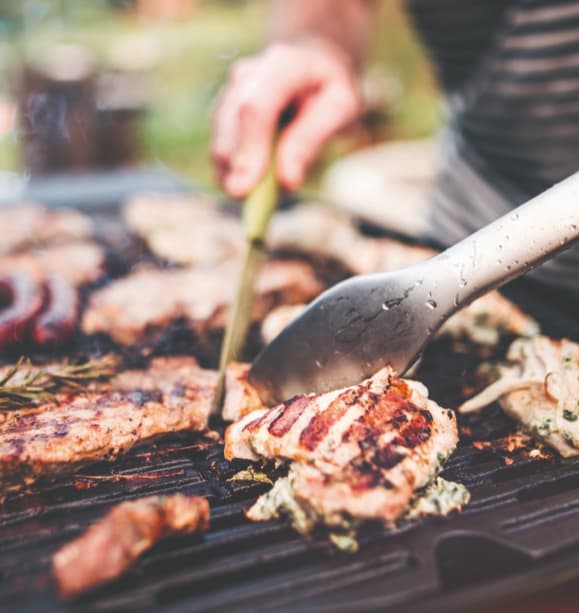 Fleisch auf Grillrost - Outdoor Küche aus Edelstahl mit integriertem Elektro Einbaugril