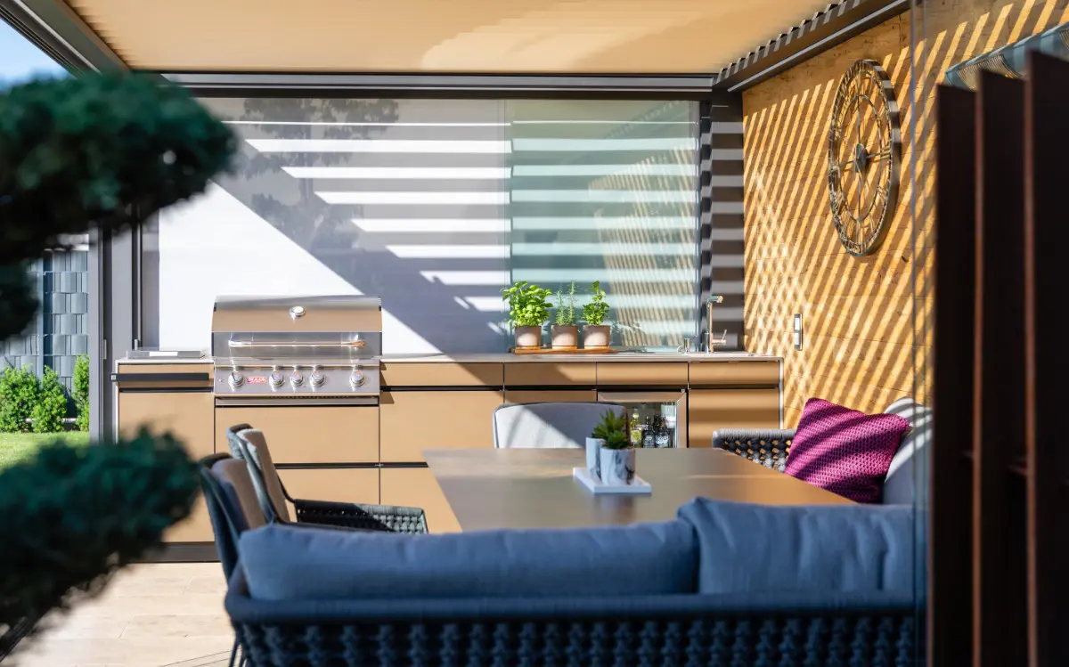 Wintergarten mit Outdoor-Sitzgarnitur und Küche - Stilgrill Grillküche im Garten – Design trifft Funktionalität im Außenbereich
