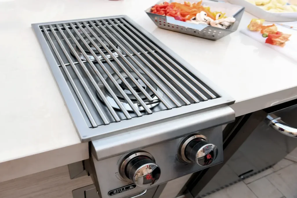 Einbaugrill aus Edelstahl mit Seitenbrenner – elegante Lösung für Outdoorküchen