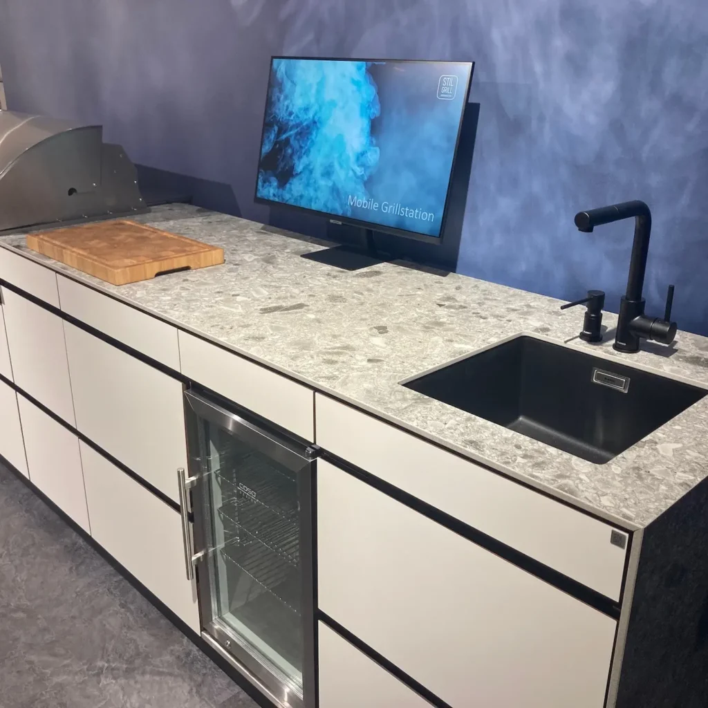 Outdoor Küche mit Spüle, Arbeitsfläche und Kühlschrank